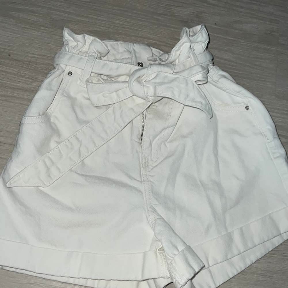 White pants with a white belt around to tie like a bow.